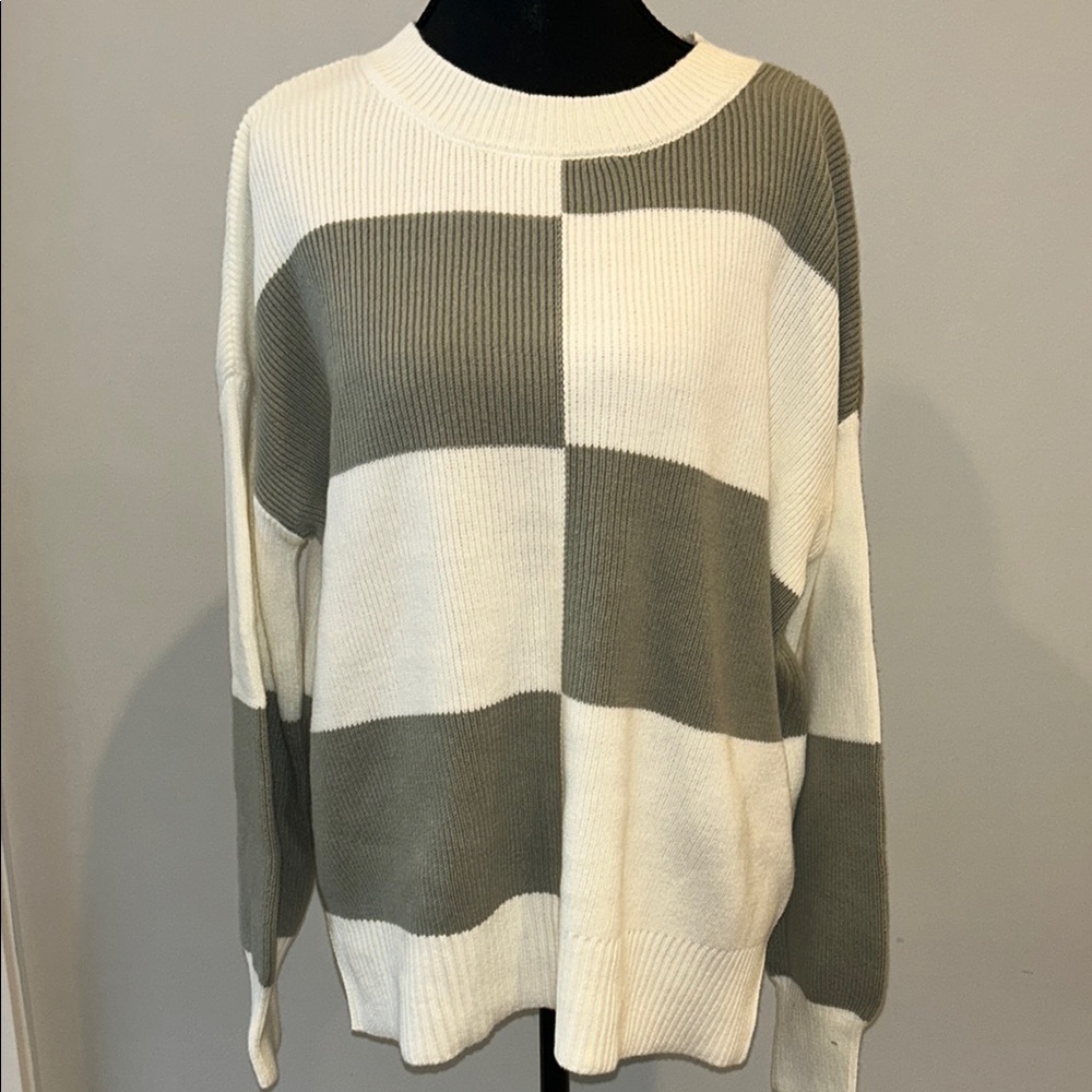 Jessica Simpson Gray and White Crew Neck Sweater with Geometric Pattern - NEW